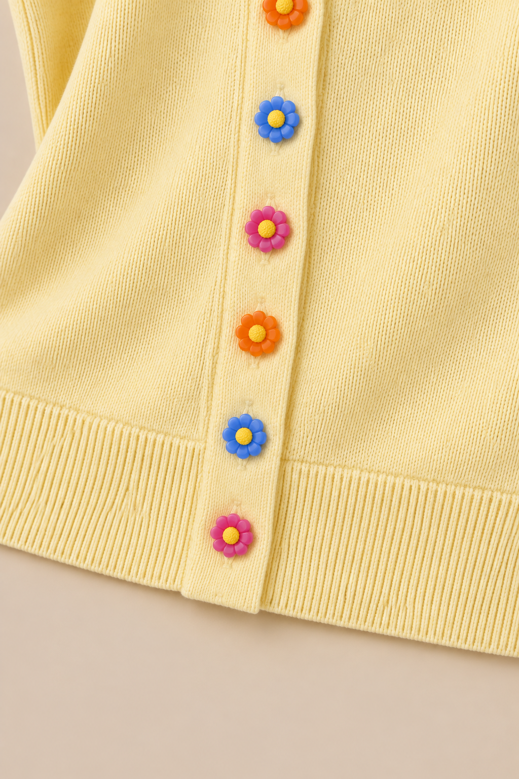 Mariel | Cardigan Damen Kurzarm mit Blumenknöpfen