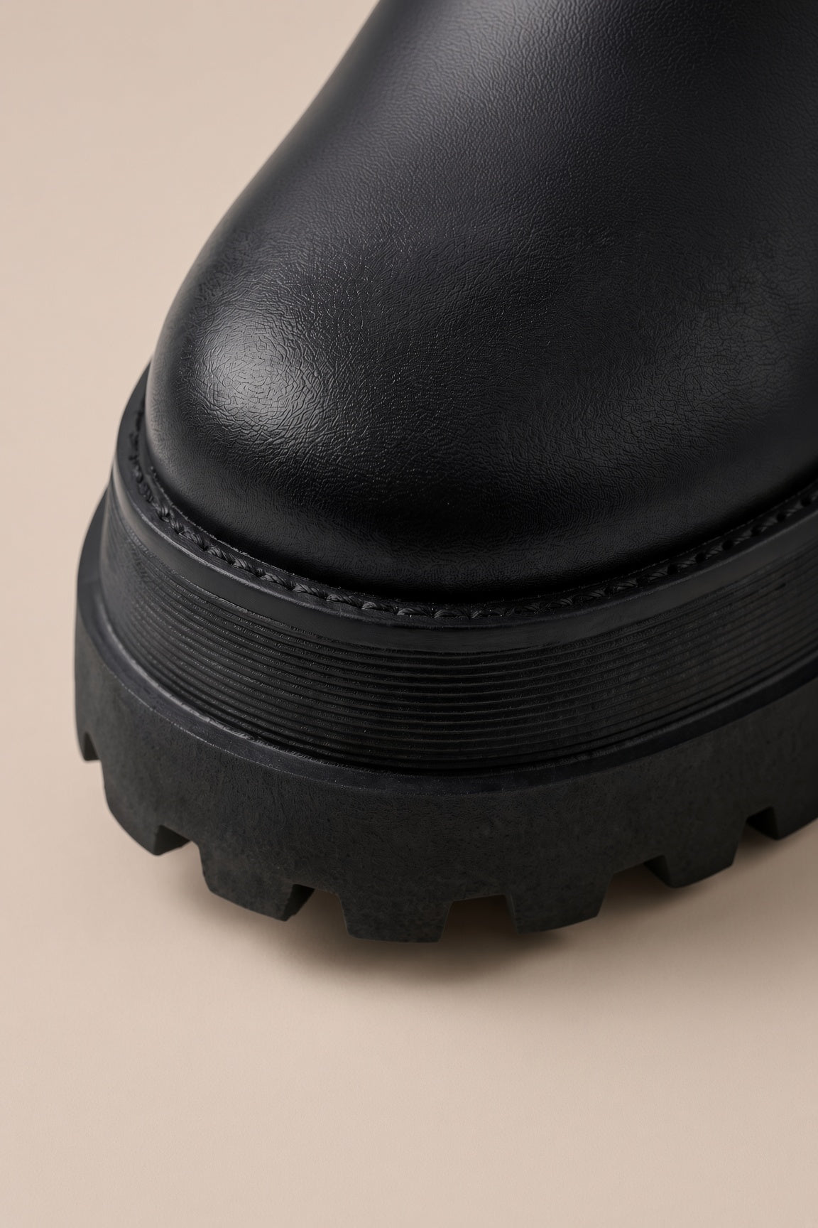 Treadia | Klobige Schwarze Schnürstiefel