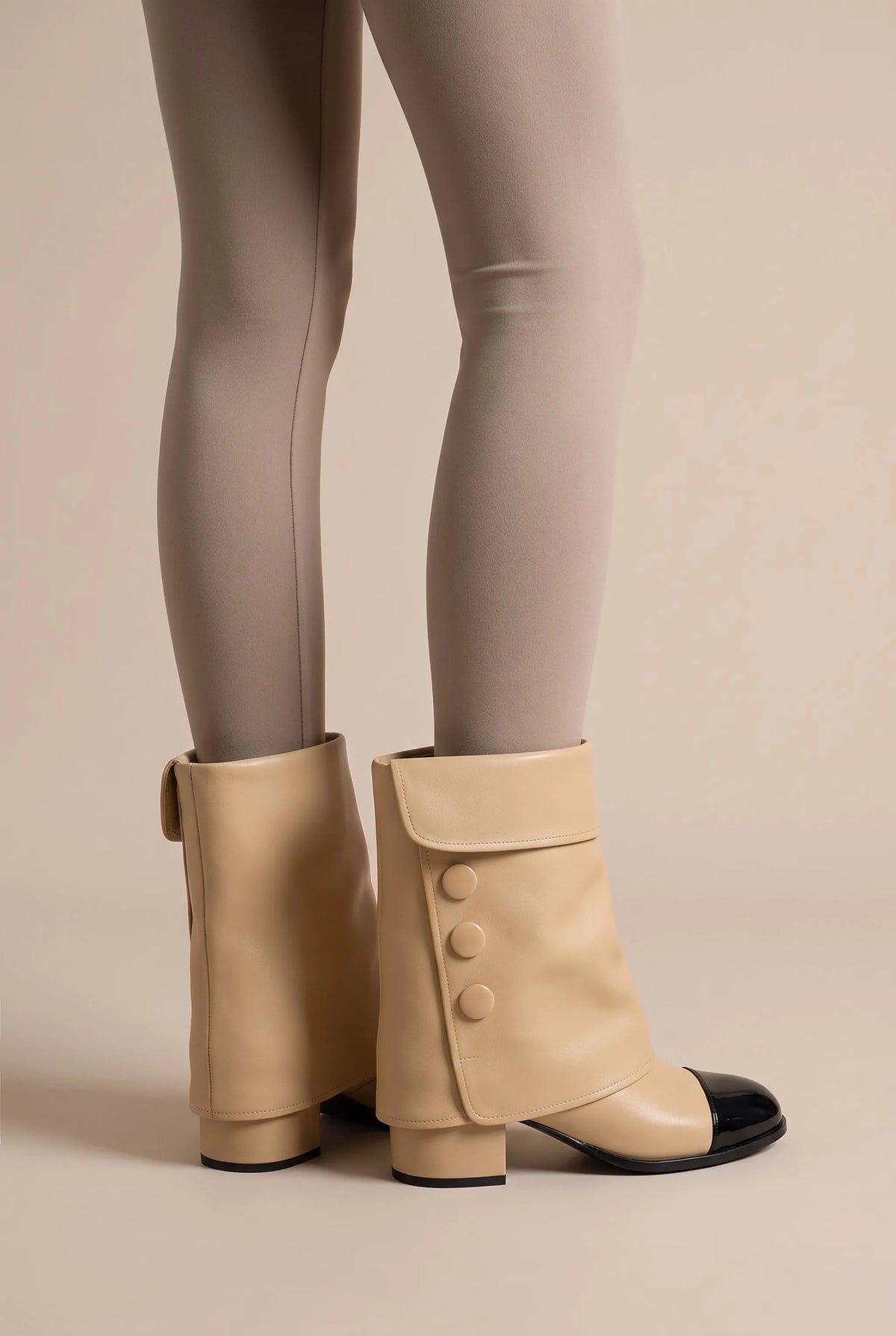 Capstride | Zweifarbige Damenstiefel Mit Blockabsatz
