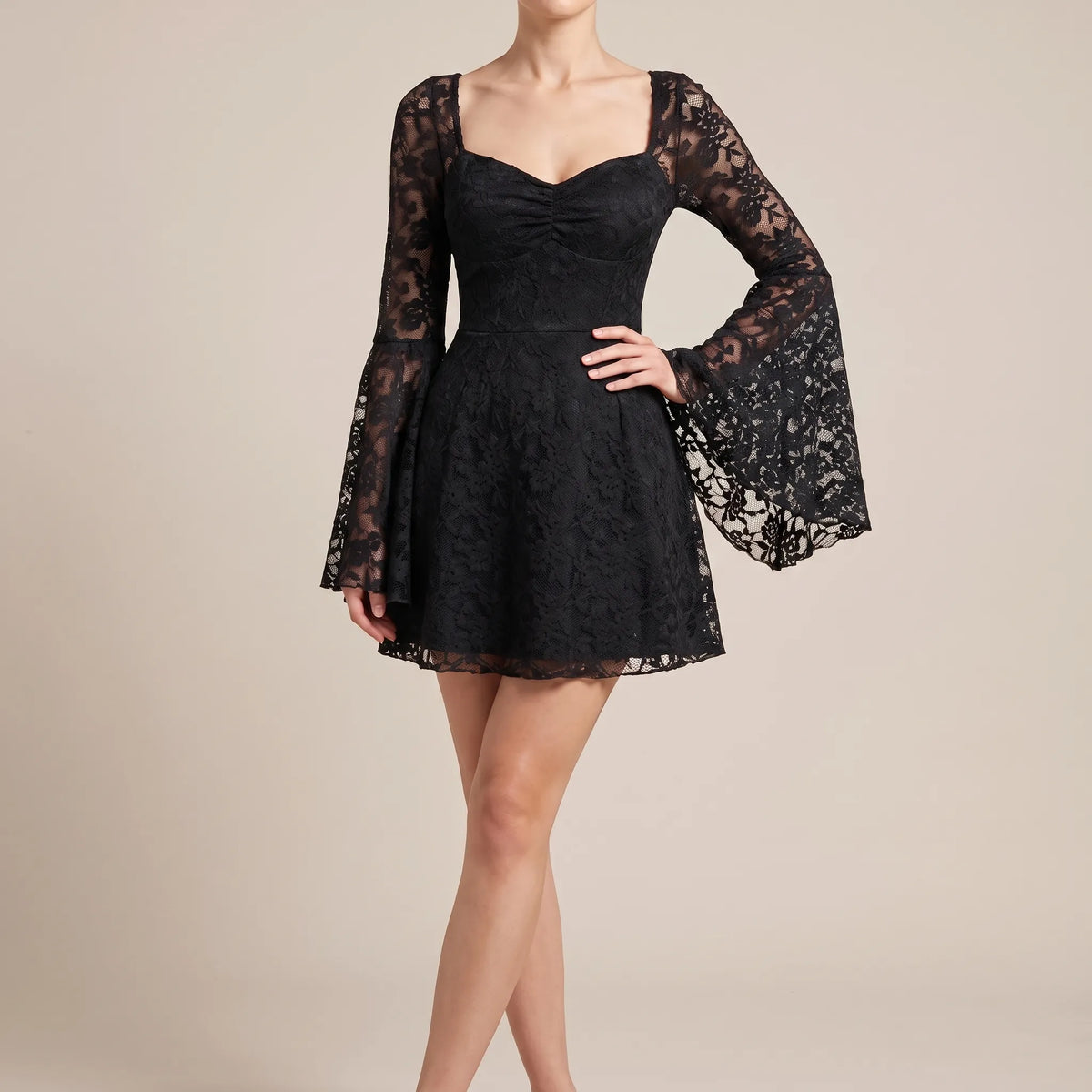 Evora | Schwarzes Minikleid Mit Trompetenärmeln
