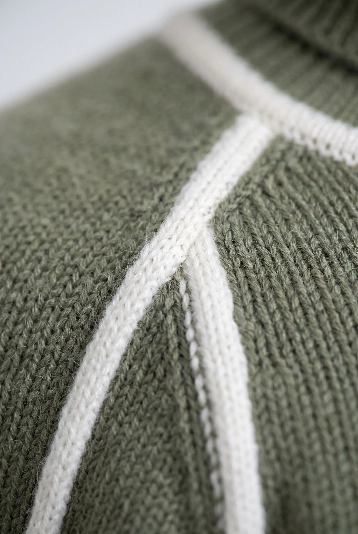 Lintera | Moderner Rollkragenpullover Mit Kontraststreifen