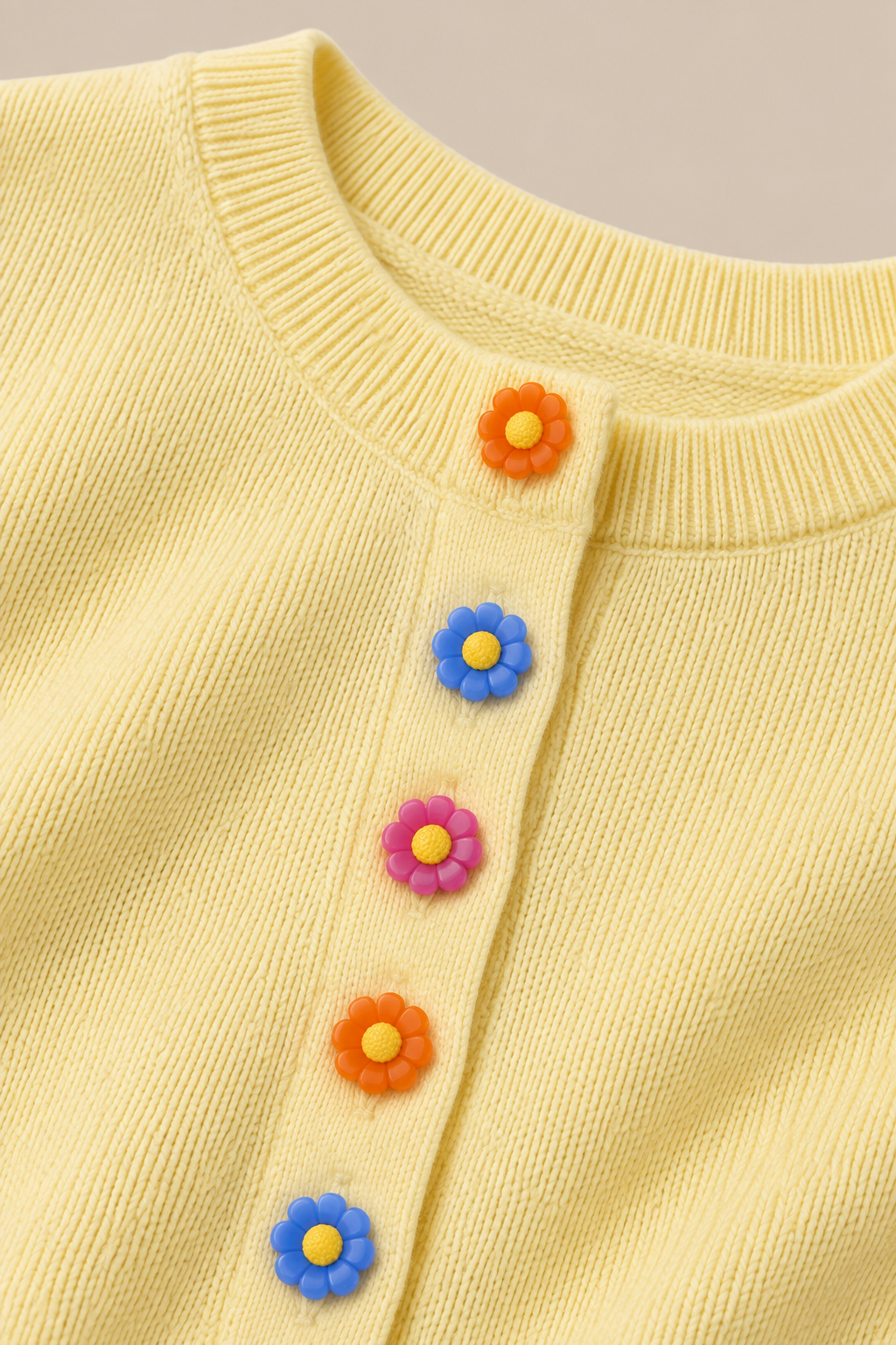 Mariel | Cardigan Damen Kurzarm mit Blumenknöpfen
