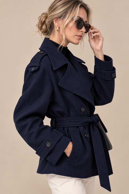 Mirevane | Trenchcoat mit kurzem Schnitt und Taillengürtel