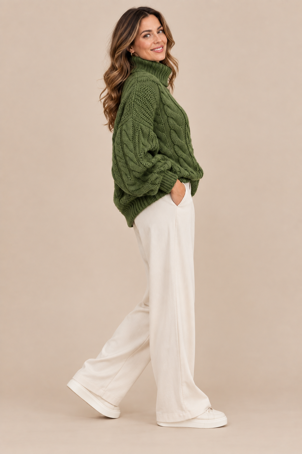 Norevia | Rollkragenpullover mit Zopfmuster und Knopfdetails