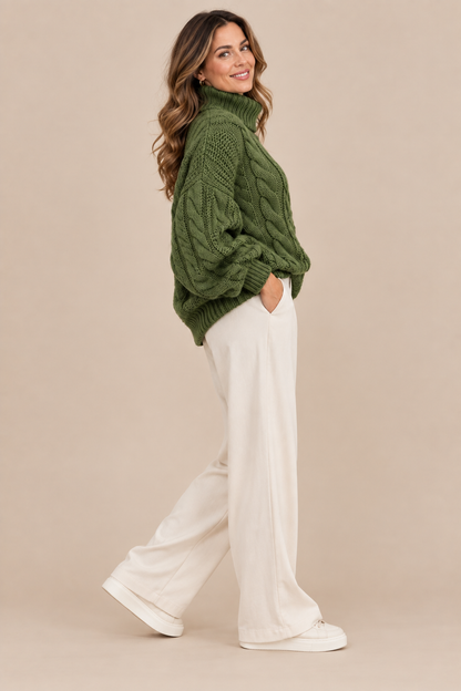 Norevia | Rollkragenpullover mit Zopfmuster und Knopfdetails