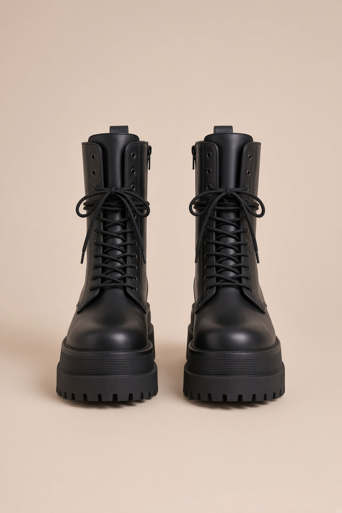 Treadia | Klobige Schwarze Schnürstiefel