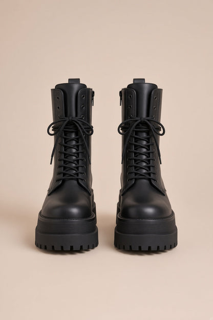 Treadia | Klobige Schwarze Schnürstiefel