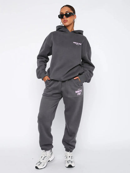 Trendiger damen-trainingsanzug